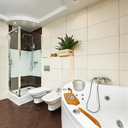 Lumina Spacious Near The Railway Station דירה