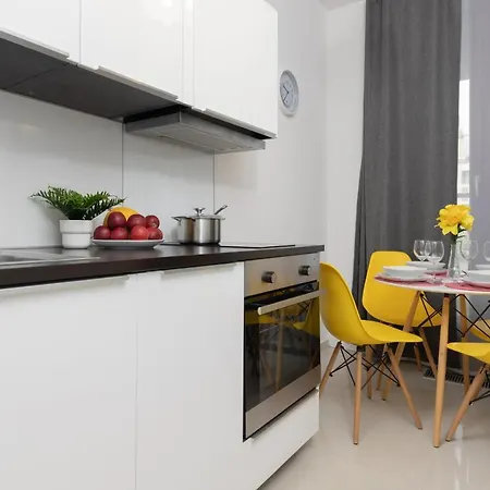Wola Near Nocny Market By Renters 华沙