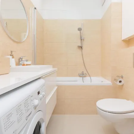 Wola Near Nocny Market By Renters * 华沙