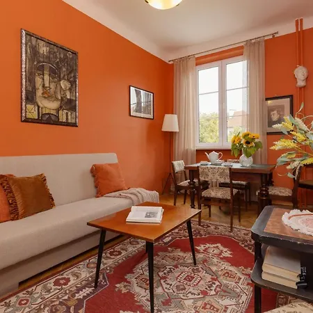 New Town Square For 5 Guests By Renters Appartamento *