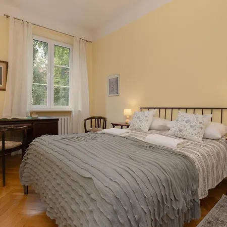 New Town Square For 5 Guests By Renters Appartamento *