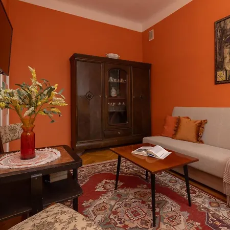 New Town Square For 5 Guests By Renters Appartamento