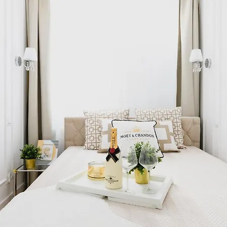 Glam & Modern By Cooee Apartment