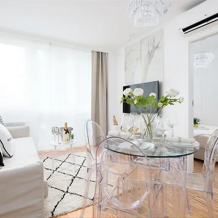 Apartment Glam & Modern By Cooee *