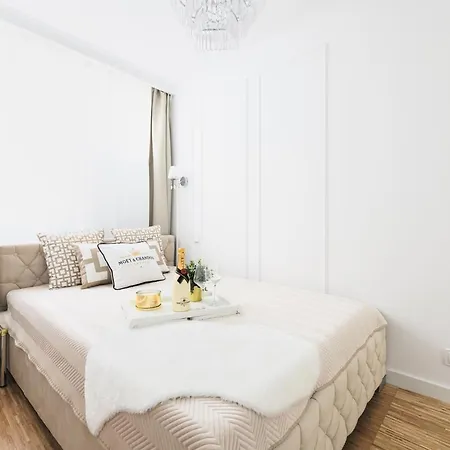 Glam & Modern By Cooee Apartment Warsaw