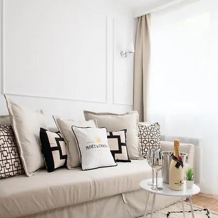 Glam & Modern By Cooee Apartment *