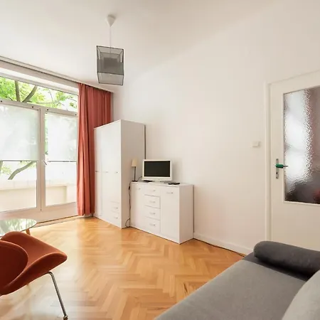 Plac Zbawiciela 3-bedroom Apartment *