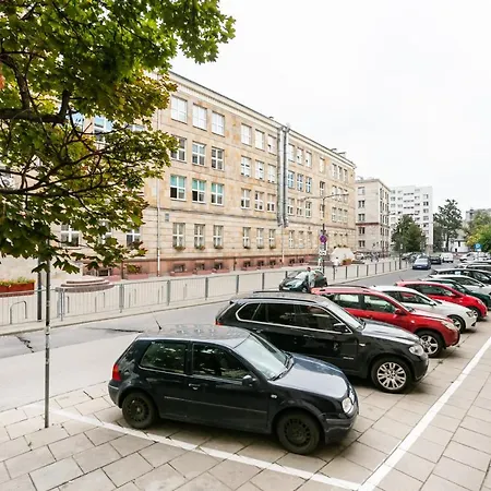 Plac Zbawiciela 3-bedroom Apartment *