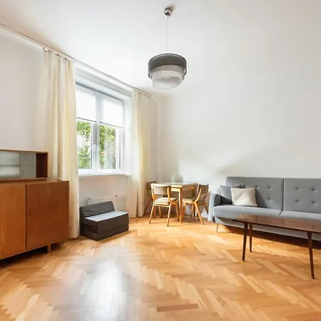 Plac Zbawiciela 3-bedroom Apartment *