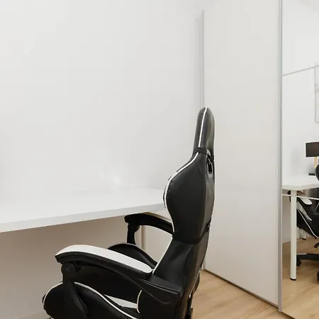 With Ac Mokotow Business Centre By Renters * Varsovia