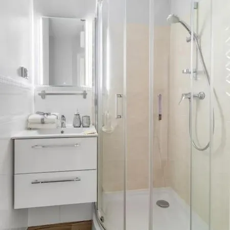 Air-conditioned Downtown Oasis On Foot To Station Metro Smarttv Wifi 아파트 *