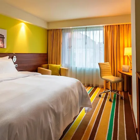מלון Hampton By Hilton Centre 3*