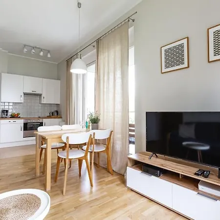 Apartment Bright And Cozy Near Park, With A Huge Terrace. Warschau