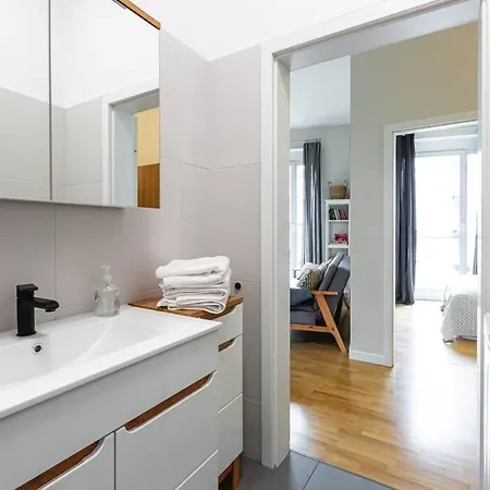 Bright And Cozy Near Park, With A Huge Terrace. Warschau