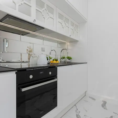 Elegant With Balcony & Parking By Renters Apartament *