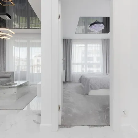 Elegant With Balcony & Parking By Renters Apartament Warszawa