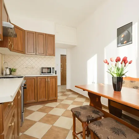 Cozy & Comfortable Grodeckiego By Renters Apartament