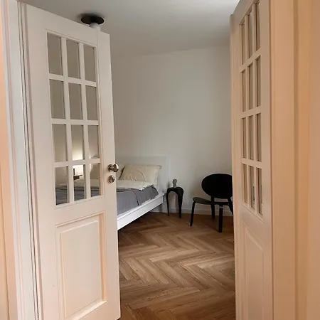 Przy Lazienkach Krolewskich