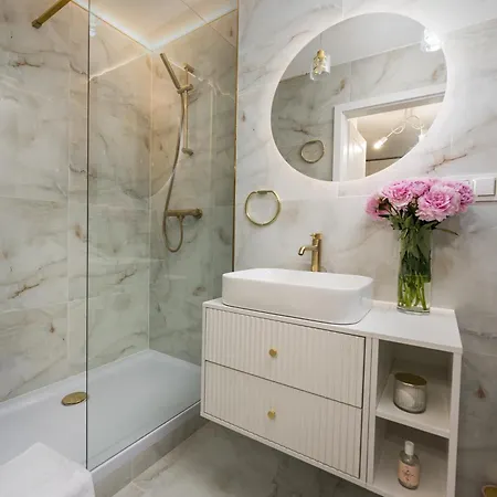 Stunning 2-br Palace In The Window, Air-conditioning 500m To Station 아파트 바르샤바