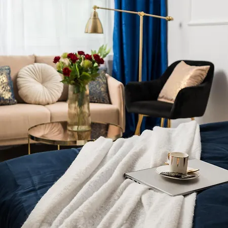 Stunning 2-br Palace In The Window, Air-conditioning 500m To Station 아파트