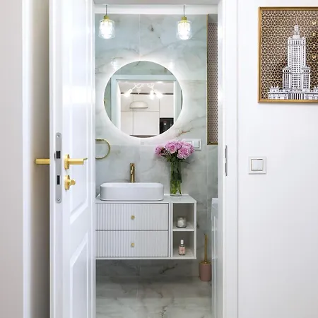 Stunning 2-br Palace In The Window, Air-conditioning 500m To Station 아파트 바르샤바