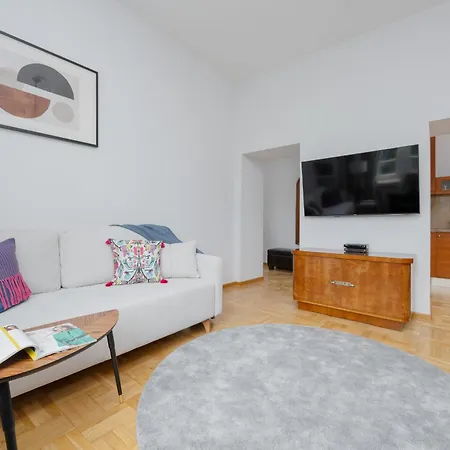 Elegant Filtry With Parking In By Renters Apartment *