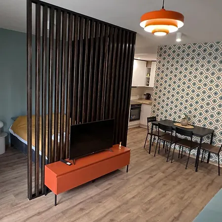 Orange With Balcony - Free Parking Warschau