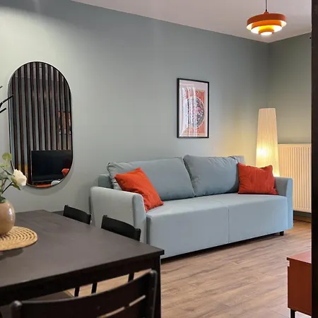 Orange With Balcony - Free Parking Warschau