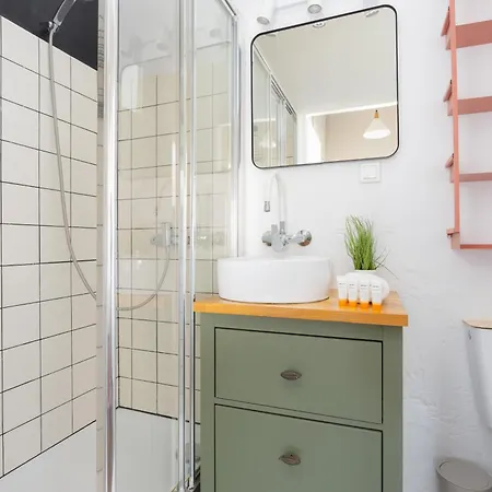Bright In Downtown By Renters