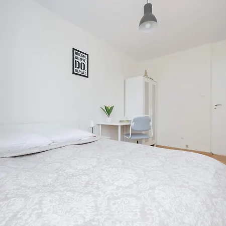 Apartment Jasny Z Dwoma Sypialniami I Biurkiem By Renters Warsaw