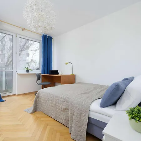 Apartment Jasny Z Dwoma Sypialniami I Biurkiem By Renters Warsaw
