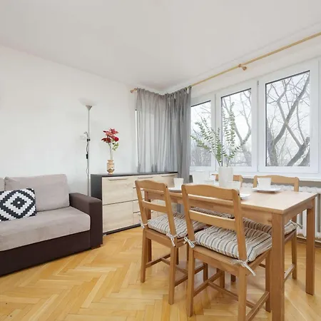 Jasny Z Dwoma Sypialniami I Biurkiem By Renters Apartment