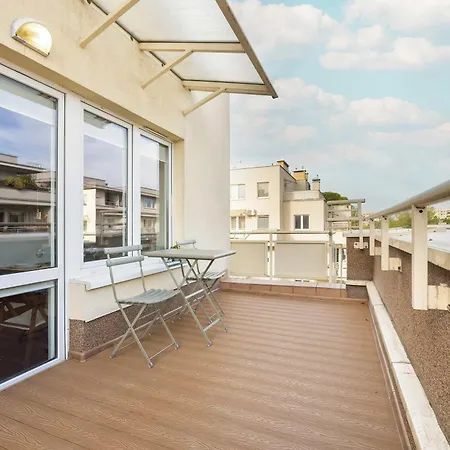 Cozy With Parking Near Babice Airport By Renters Apartament