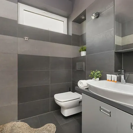 Cozy With Parking Near Babice Airport By Renters Warszawa