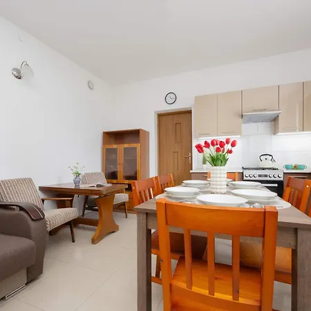 Spacious House With Parking & Garden By Renters Holiday home