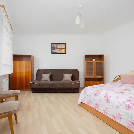 Spacious House With Parking & Garden By Renters Holiday home *