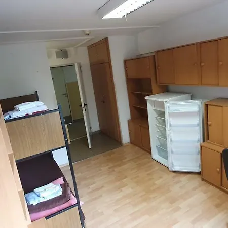 Dom Studencki Mikrus Хостел *
