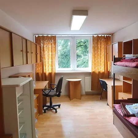 Dom Studencki Mikrus Хостел *